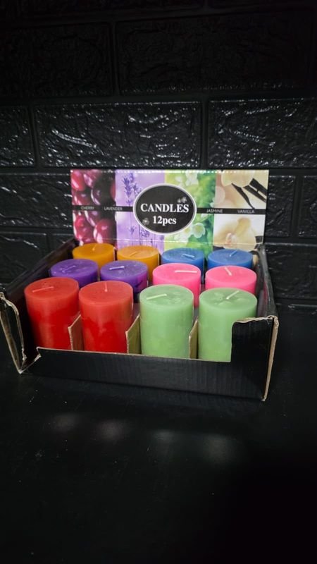 Caja de 12 Velas Aromáticas de Colores Variados