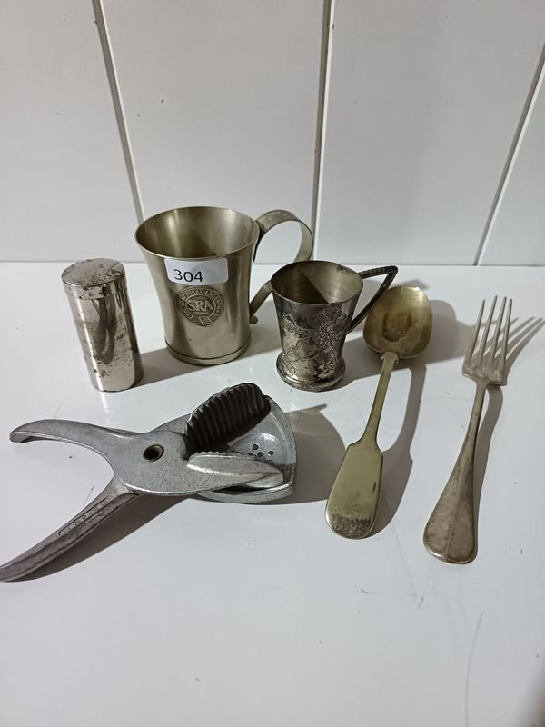 Lote de Utensilios Metálicos Antiguos: Pinza, Tazas, Cuchara y Tenedor