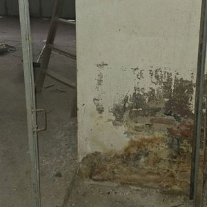 Hoja de Puerta de Chapa con Vidrios y Marco de Ventana de Hierro - imagen 3