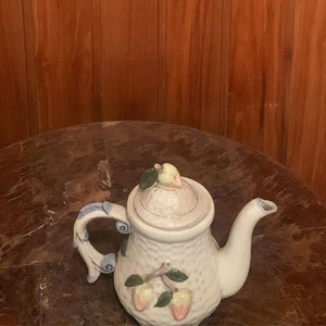 Lote anterior: 1 tetera decorativa de porcelana