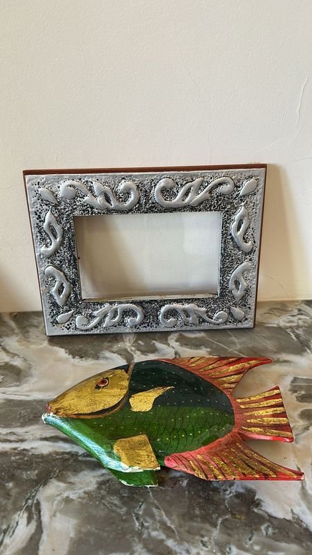Adorno en forma de pez y porta retrato de madera con repujado en metal - imagen 2