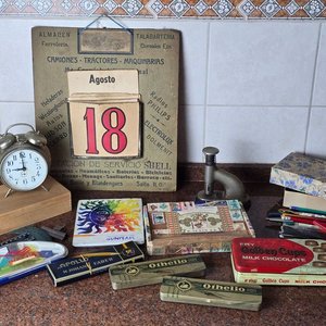 Lote siguiente: Conjunto Variado de Papelería Antigua: Calendario, Lápices de Colores, Reloj Despertador y Más