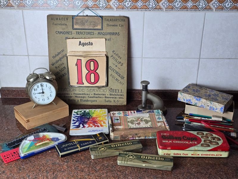 Conjunto Variado de Papelería Antigua: Calendario, Lápices de Colores, Reloj Despertador y Más