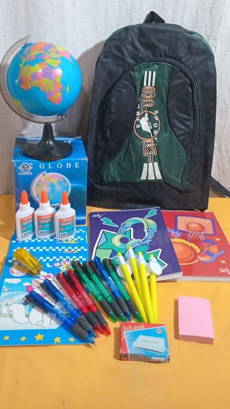 Lote anterior: Mochila escolar con accesorios y materiales de escritura