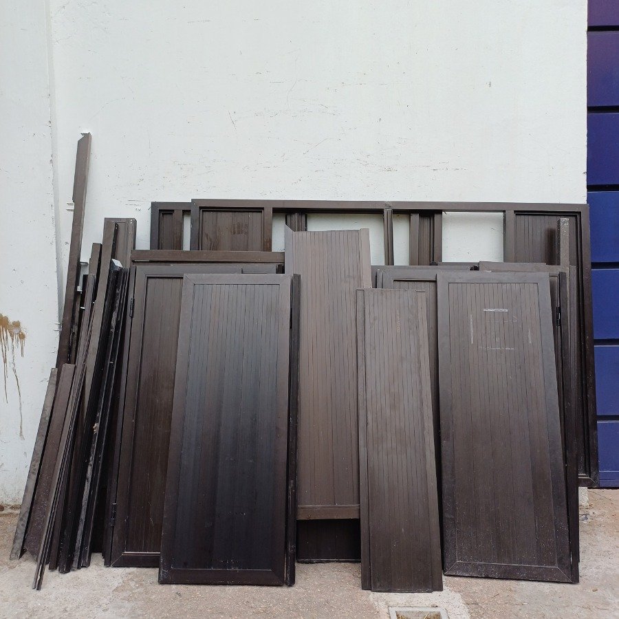 Lote de mamparas divisorias en carpintería de aluminio - imagen 2