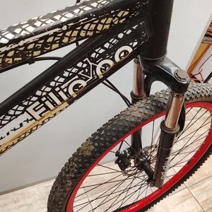 Bicicleta de Montaña Rodado 26 Negra con Detalles Rojos - imagen 3