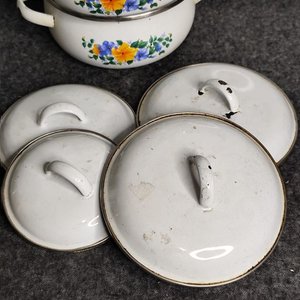 Lote de 5 Ollas Esmaltadas Blancas con Motivo Floral y Tapas - imagen 2