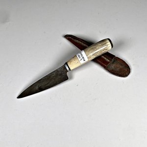 Lote siguiente: Cuchillo Verijero Hoja de Acero con Cabo de Hueso y Vaina de Cuero
