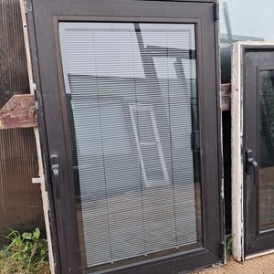Lote siguiente: Ventana DVH Aluminio Negro con Persianas Internas 90x140cm