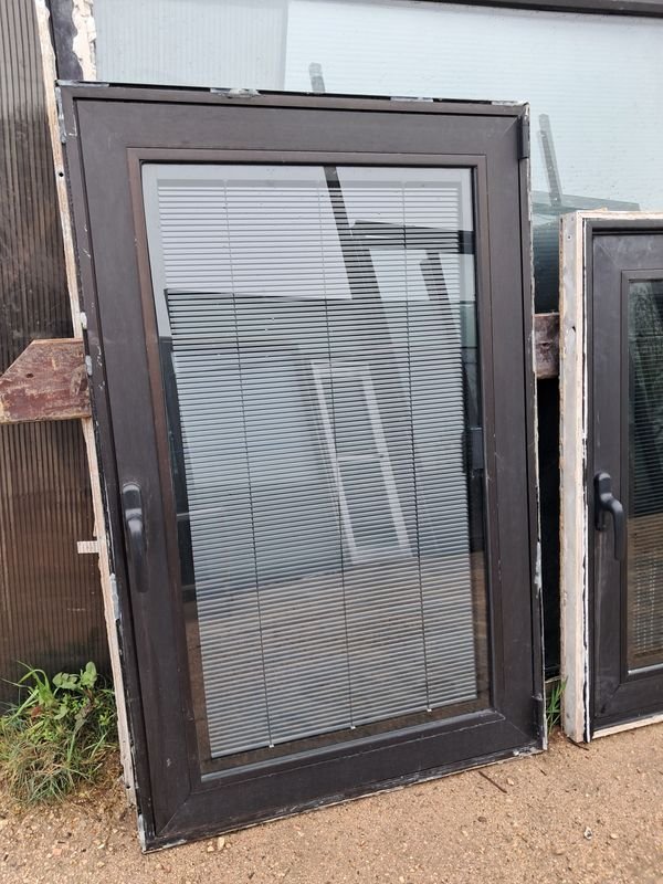 Ventana DVH Aluminio Negro con Persianas Internas 90x140cm