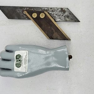 Lote siguiente: Escuadra de Inglete Antigua de Madera, Bronce y Acero