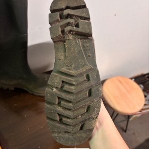 Zapatos de Trabajo Amarillos y Botas de Goma Negras - imagen 5