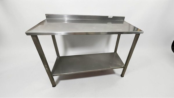 Mesa de metal con superficie plana y dos estantes