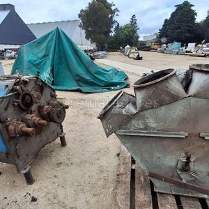 Lote siguiente: Máquina Industrial Antigua y Tolva Metálica