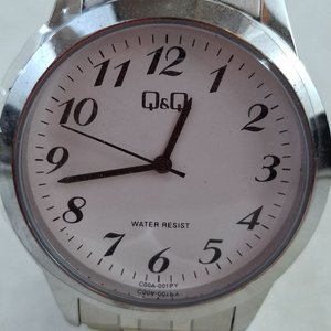 Reloj Pulsera Q&Q Blanco con Números Arábigos Plateados - imagen 2