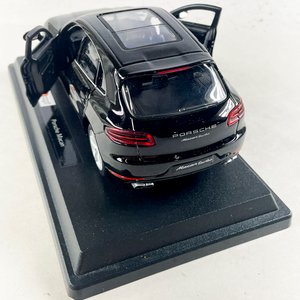 Auto a Escala Burago Porsche Macan Turbo 1/24 Negro - imagen 5