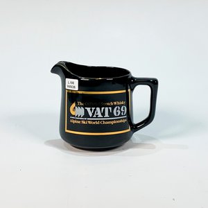 Lote siguiente: Jarra de Cerámica Negra "Vat 69" para Whisky - Medidas 11 x 10 cm