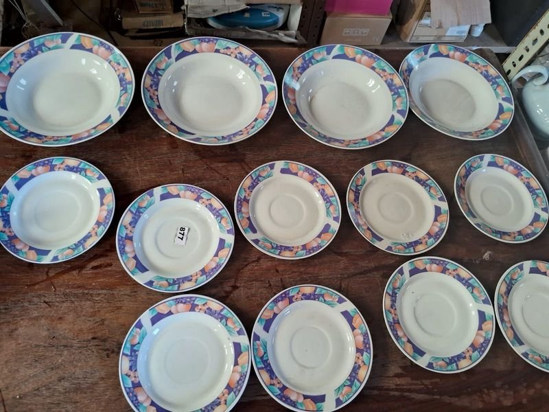 Lote siguiente: Juego de platos y platillos cerámicos con patrón floral