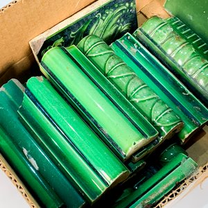 Lote de 20 Piezas de Mayólica Verde: Azulejos y Guardas - imagen 3