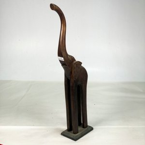 Lote siguiente: Figura de Elefante Tallada en Madera Oscura, 55 cm