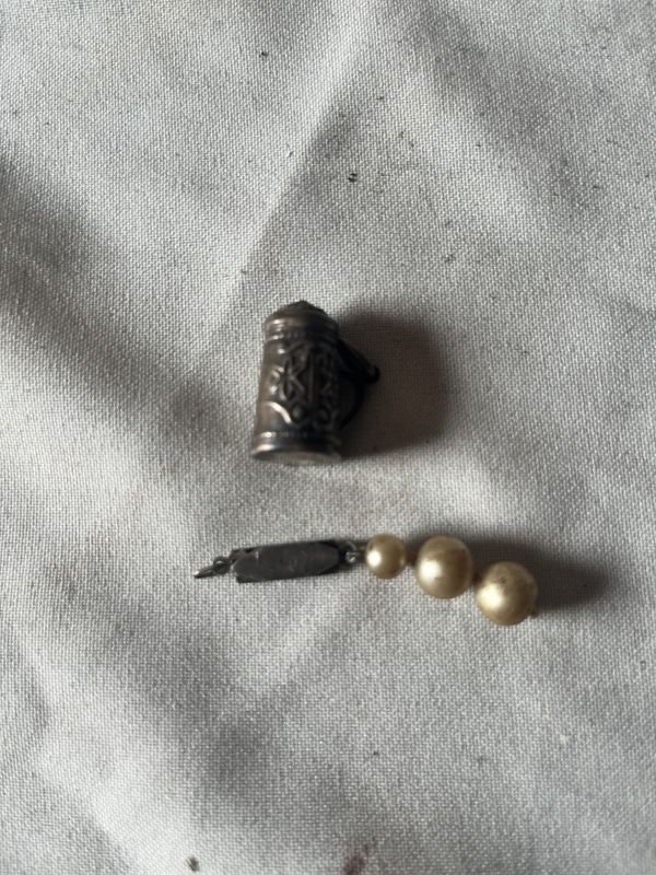 Collar de perlas con cierre de plata y fisonomia de jarra de cerveza