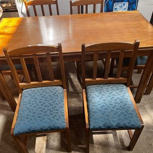 Lote anterior: Juego de Comedor de Madera: Mesa y 6 Sillas Tapizadas