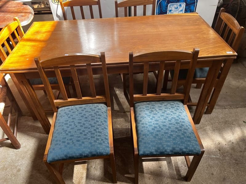Juego de Comedor de Madera: Mesa y 6 Sillas Tapizadas