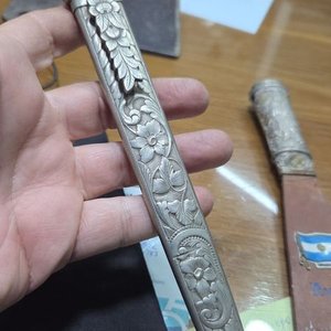 Lote siguiente: Vaina Antigua de Metal Blanco con Grabados Florales