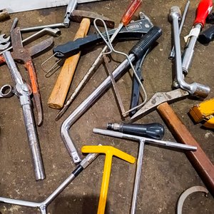 Lote de Herramientas Varias: Remachadora, Pinzas, Llaves, Dados y Más - imagen 3