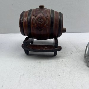 Barril de Madera Tallado con Soporte - imagen 4