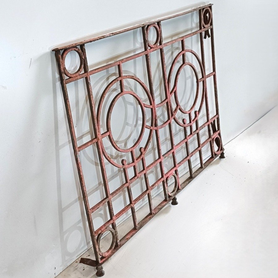 Reja antigua de metal con diseño circular - imagen 4