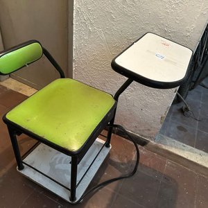 Silla de Manicurista con Apoyabrazos y Mesita Auxiliar - imagen 2