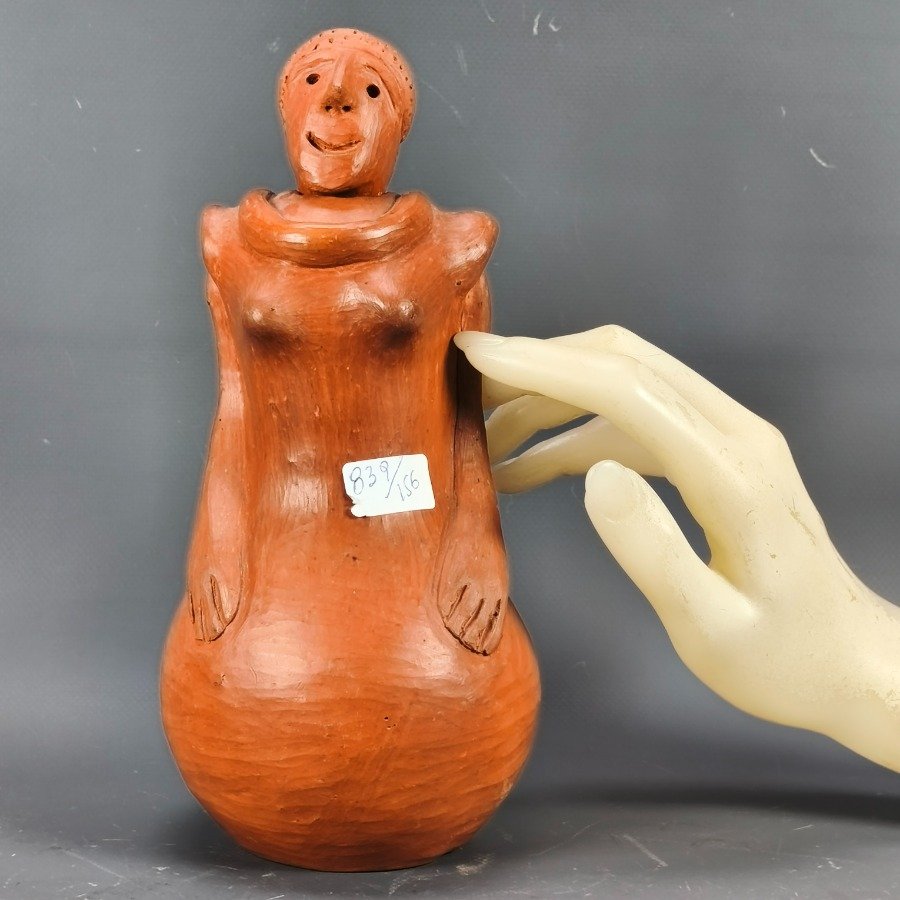 Botella antropomorfa en cerámica con diseño de mujer - imagen 3