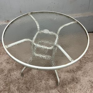 Mesa de Patio Circular con Tapa de Vidrio y Estructura Blanca - imagen 2