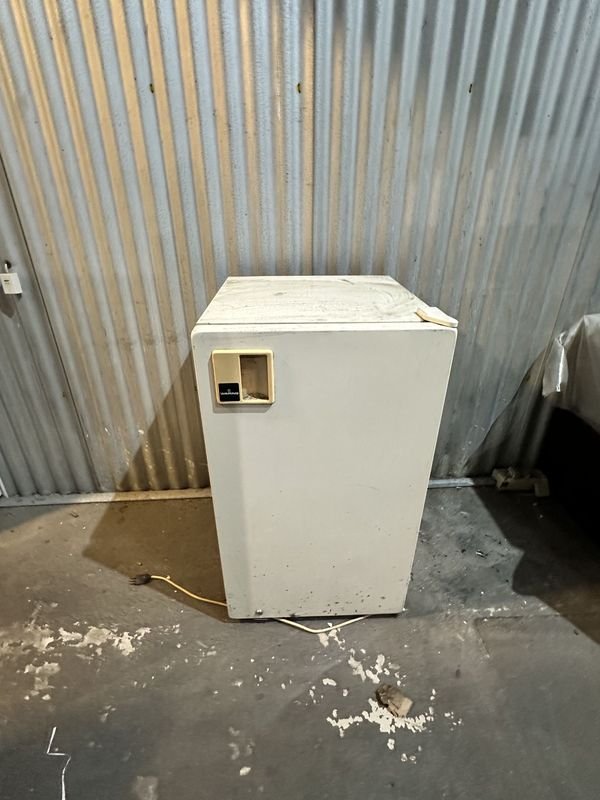 Refrigerador FRIGOBAR con compartimiento frontal y estantes de alambre - imagen 2