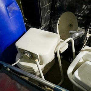 Lote siguiente: Mesada de Mármol Blanca con Bacha y Grifería, Inodoro con Mochila y Bidet