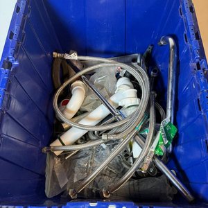 Cajón Azul de PVC con Tapa y Varios Accesorios de Grifería - imagen 3