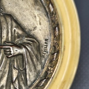 Antiguo Medallón Colgante Sagrado Corazón de Jesús en Celuloide - imagen 4