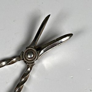 Tijera Despabiladora Antigua de Metal EPNS con Diseño Retorcido - imagen 3