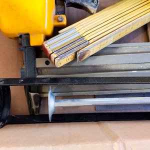 Clavadora Neumática, Metro Plegable, Pistola de Silicona y Batería 12V - imagen 2