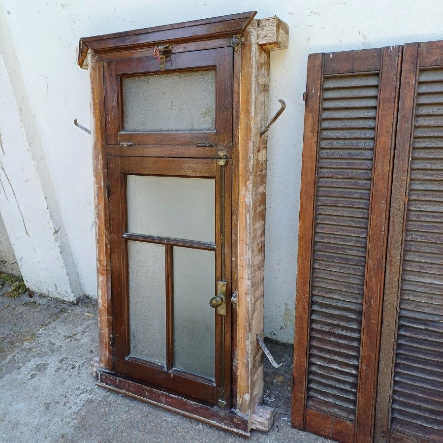 Ventana antigua de cedro con marco de pinotea - imagen 4