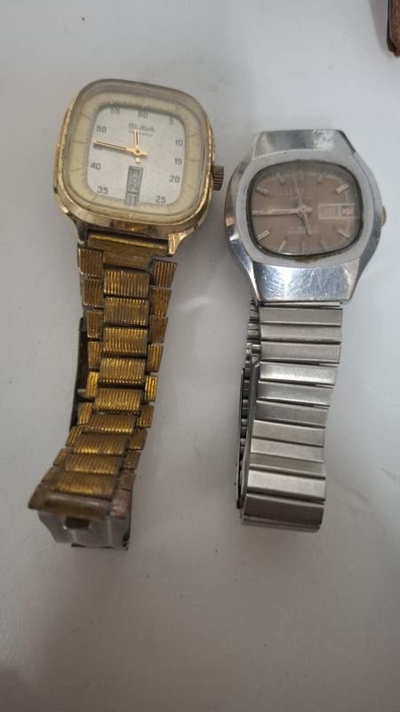 Dos Relojes Antiguos de Pulsera: Slava y Omega
