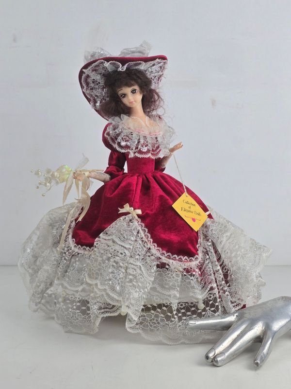 Muñeca Coleccionable Elegance Dolls "Miss Rosa" Musical