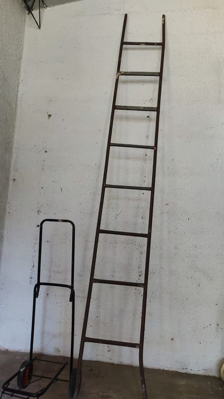 Escalera y Carrito Antiguo con Diseño Clásico - imagen 1
