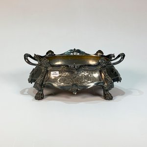 Lote siguiente: Jardinera Oval Metálica Art Nouveau con Paisaje, Aves y Guitarra