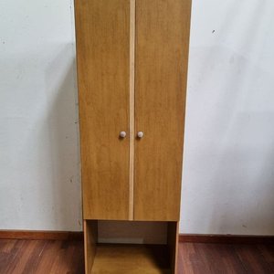 Lote siguiente: Ropero de madera con puertas, estantes y barral