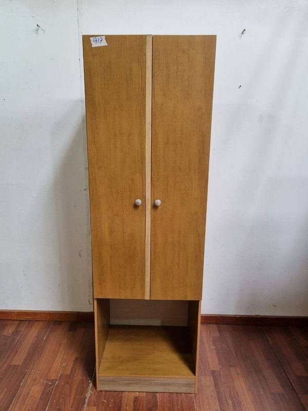 Ropero de madera con puertas, estantes y barral
