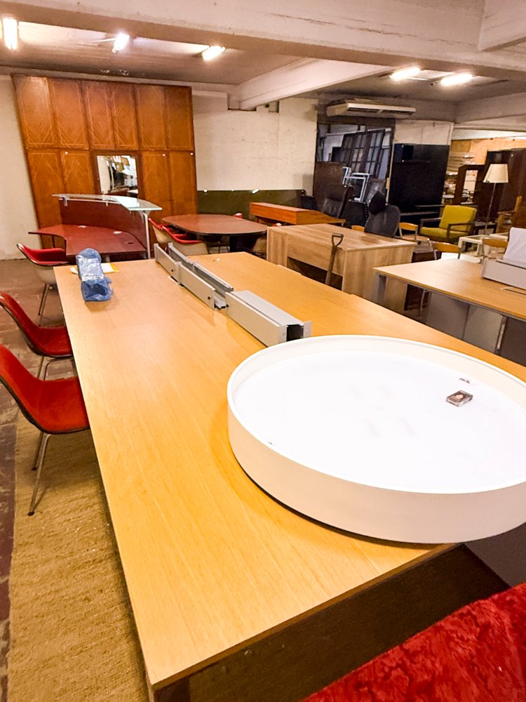 Mesa de Reuniones Rectangular y Sillas de Oficina
