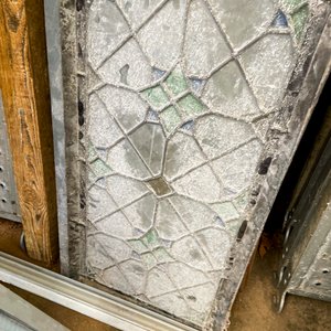 Dos piezas: dos hojas vitraux de hierro con material pegado 105 x 440 cm cada una y una ventana aluminio y vidrio con material pegado 110 x 100 cm con detalle - imagen 7