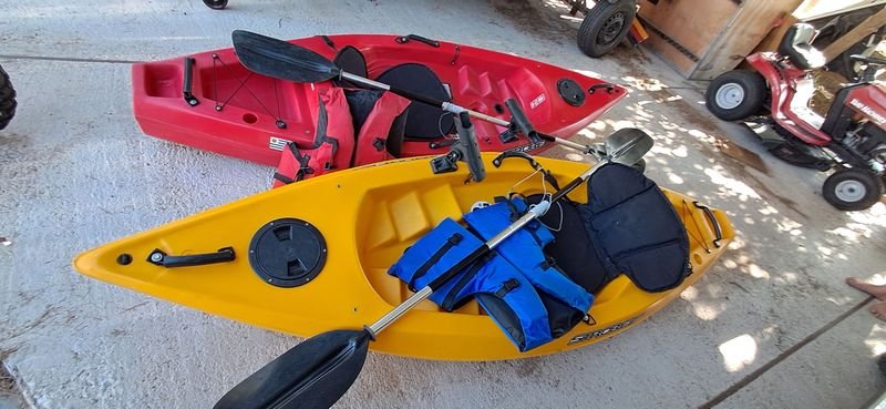 Dos Kayaks de Pesca Strobe, Amarillo y Rojo, Como Nuevos